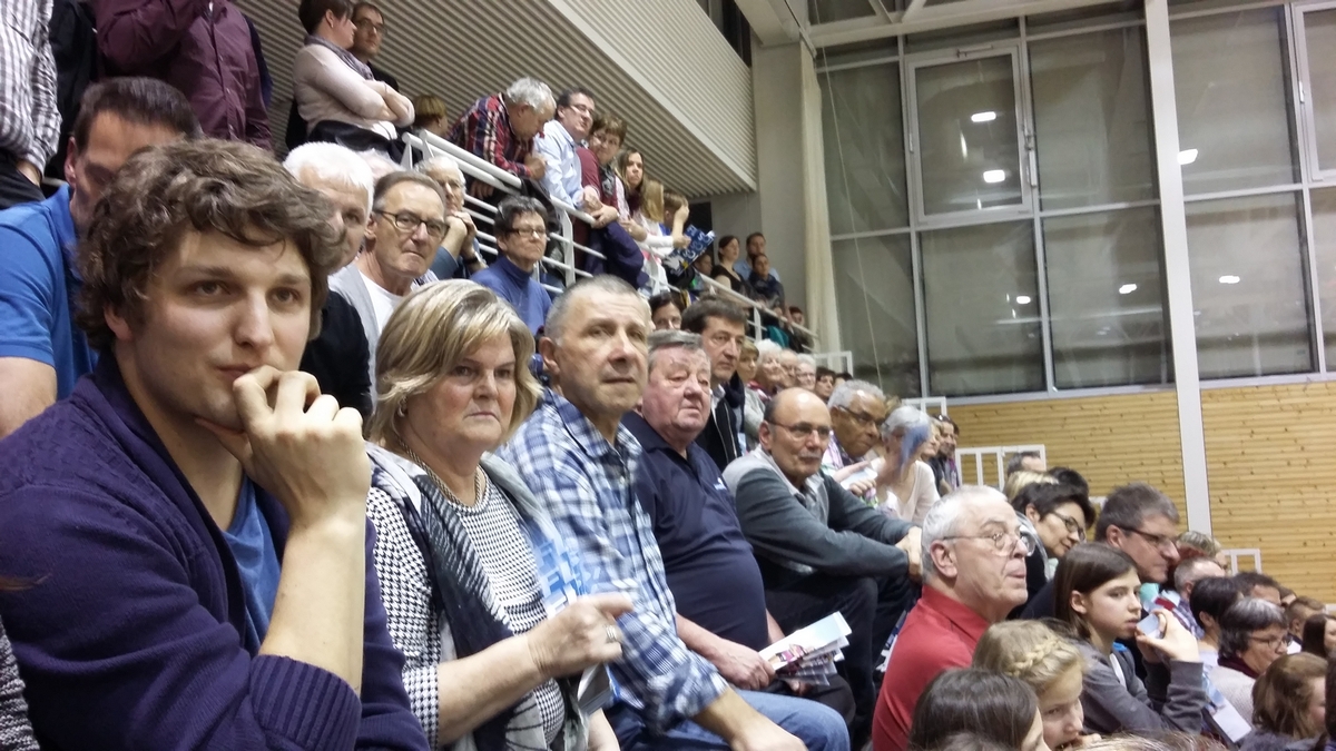 Die Donatoren des FC Wolhusen auf der Tribüne (Bild: Kurt Schöpfer).