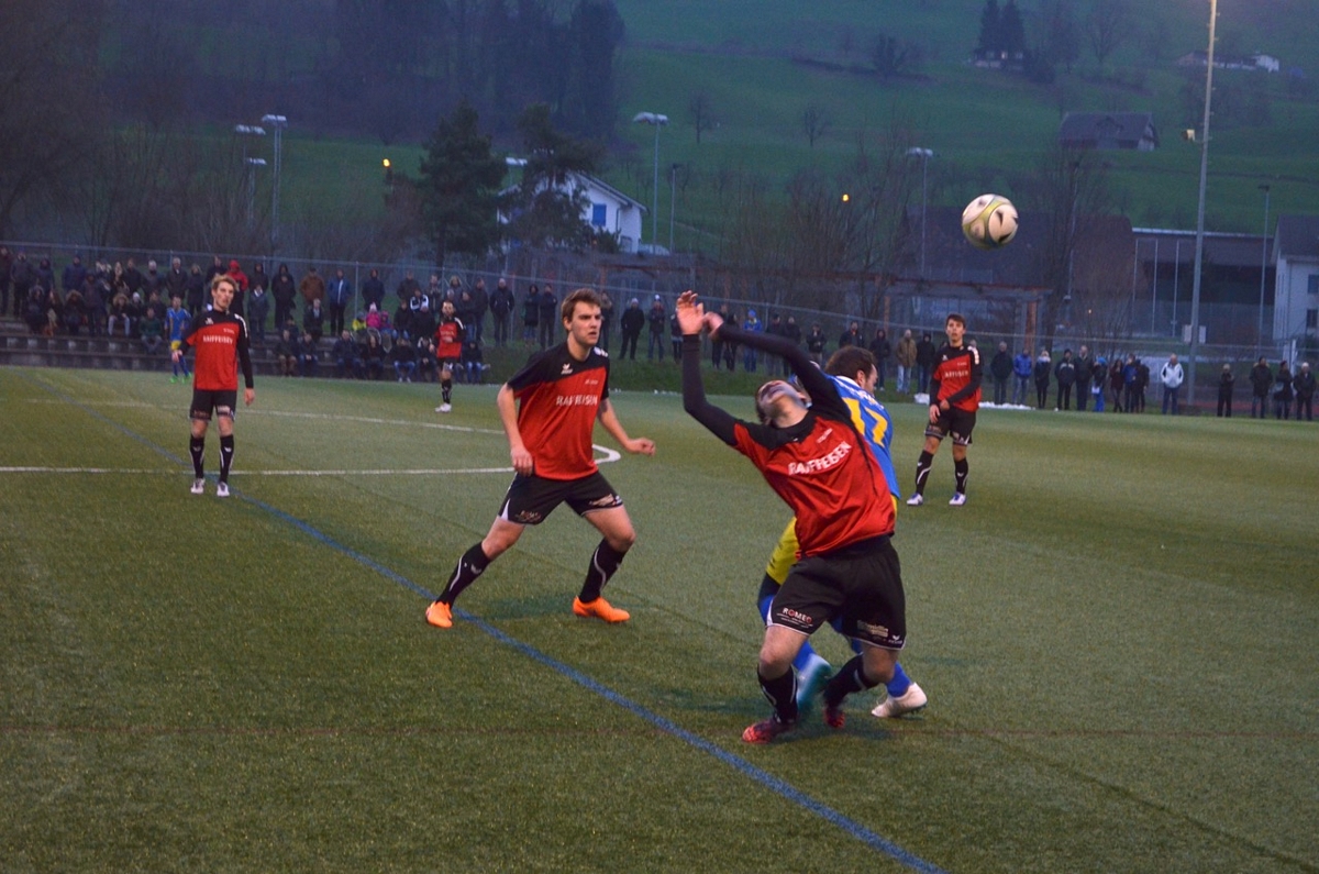 Pirmin Gisler vom FC Küssnacht erkämpft sich den Ball (Bild: Matthias Niederberger).