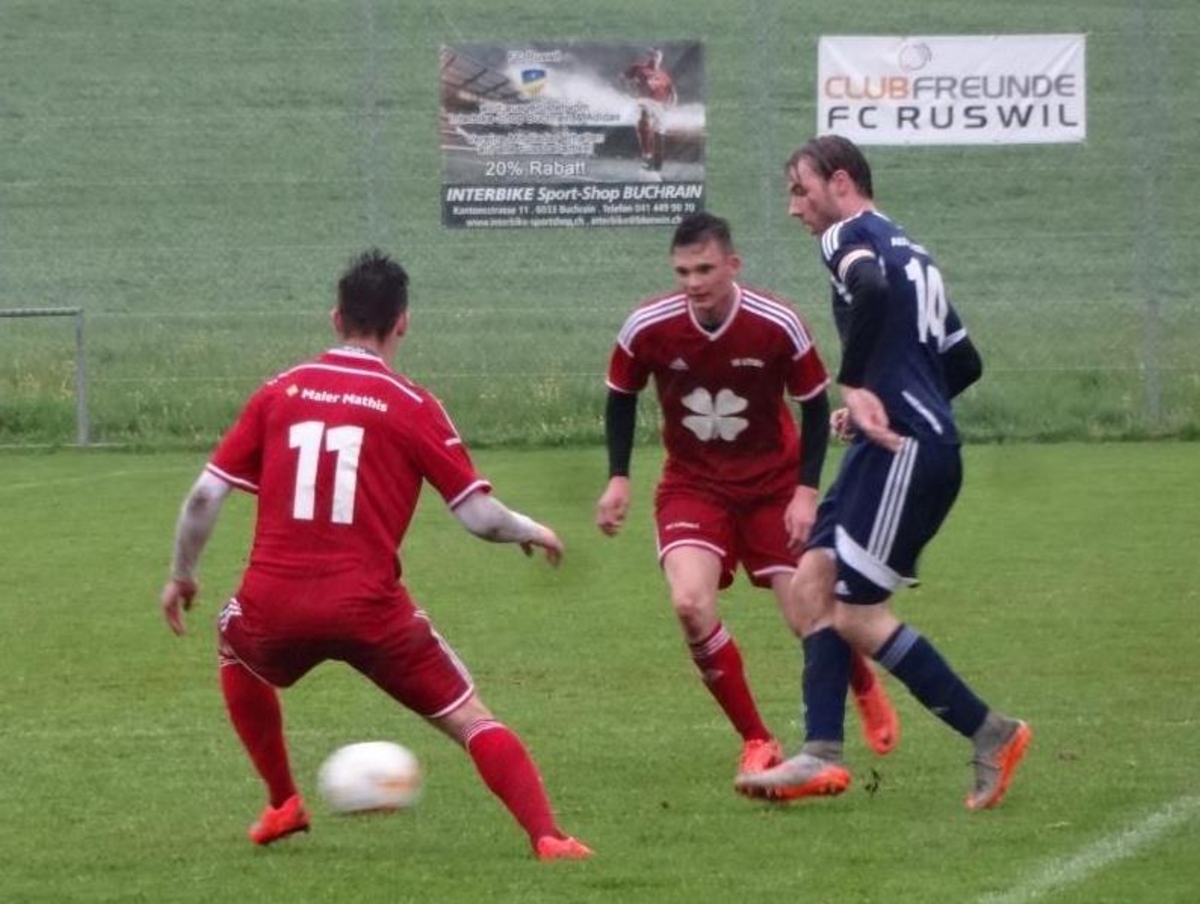 Littaus Shendrit Krasniqi (Nr. 11) und sein 18-jähriger Mitspieler Mikko Manetsch im gemeinsamen Kampf gegen Ruswils Miachel Furrer (Nr. 14) (Bild: Beat Krieger).