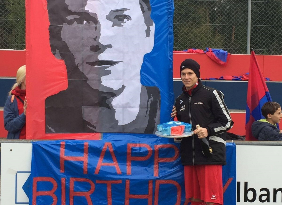 Lautstarke Unterstützung der Fans und ein tolles Geschenk für das Chamer Geburtstagskind Pascal Nussbaumer (Bild: Frank Kleiner).