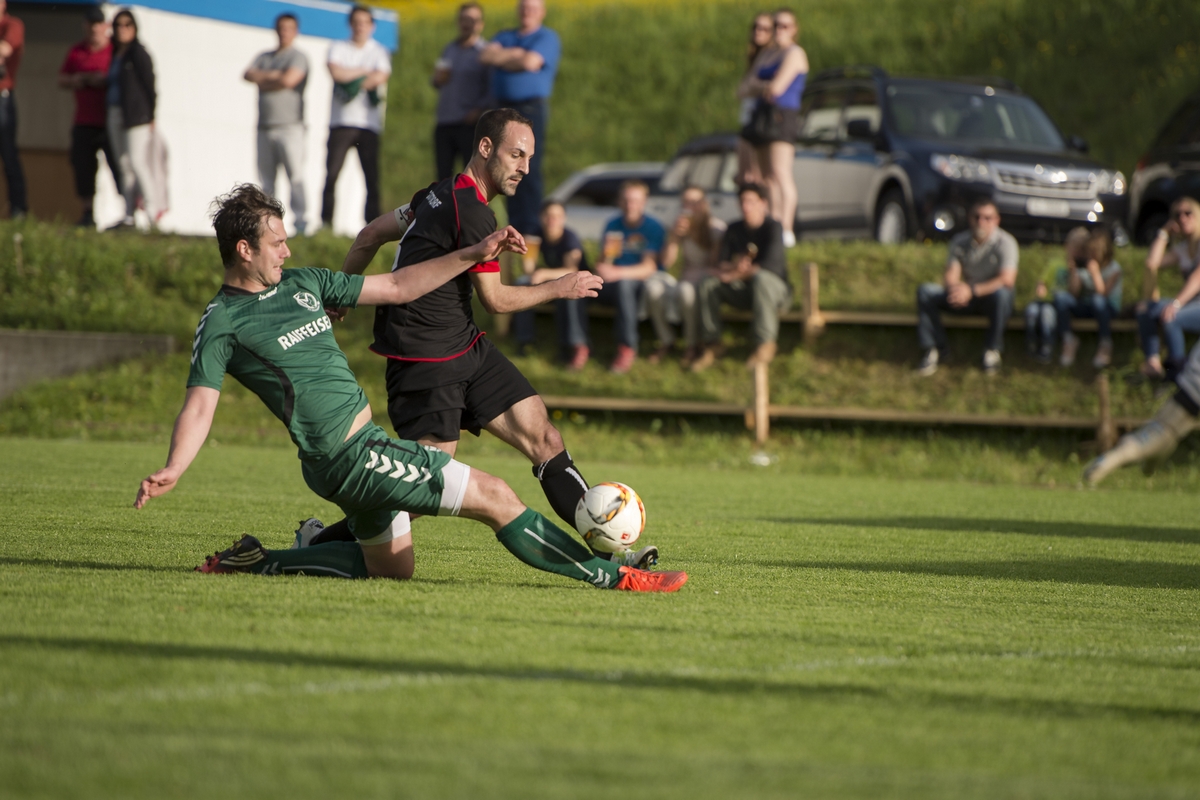 Die Abwehr des FC Muotathal hatte alle Füsse voll zu tun. In Grün Fabio Heinzer, der im späteren Spielverlauf verletzt ausschied (Bild: Marcel Fässler).