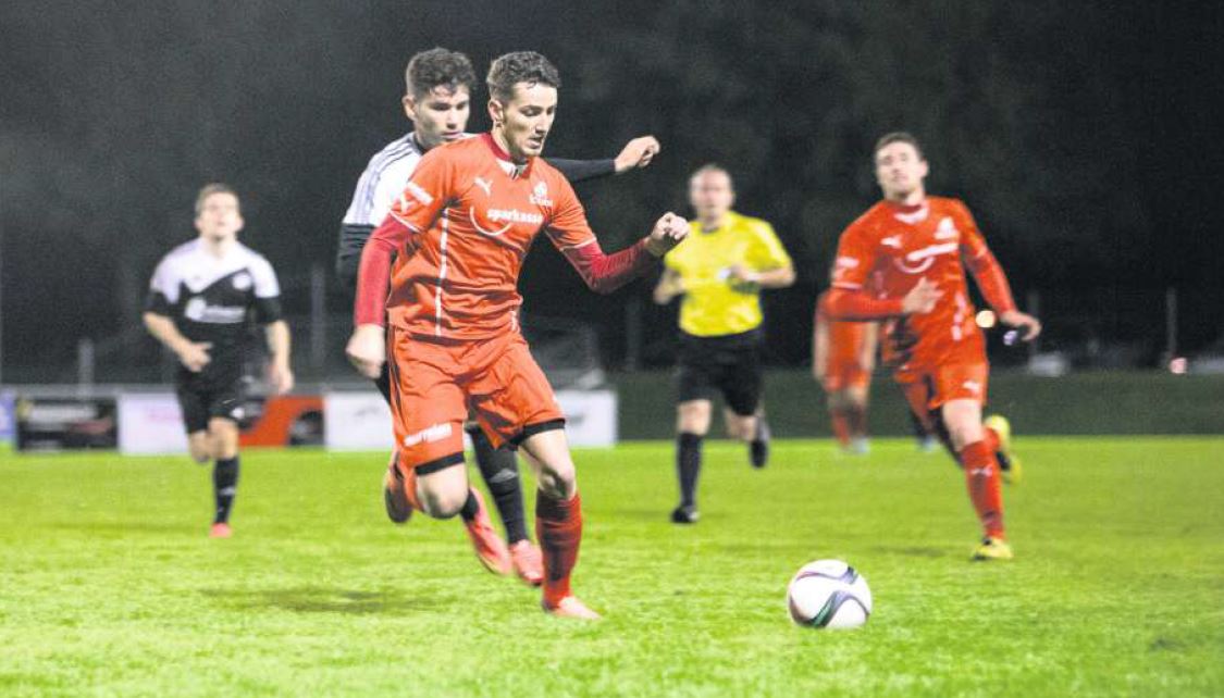 Der Stanser Andi Fetahaj (vorne) enteilt José Luis Da Silva Pereira (SC OG) (Bild: Manuela Jans-Koch, Luzerner Zeitung).