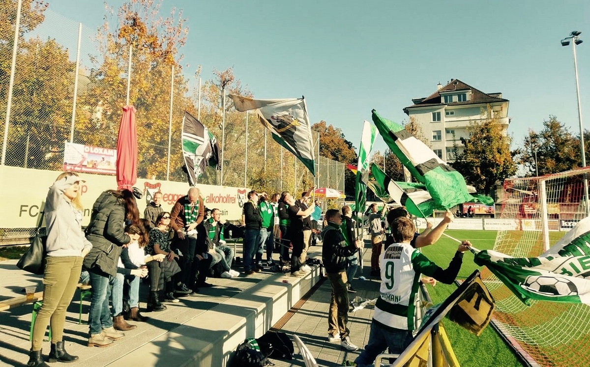 Die Krienser Supporter feiern ihr Team in Breitenrain (Bild: SC Kriens).