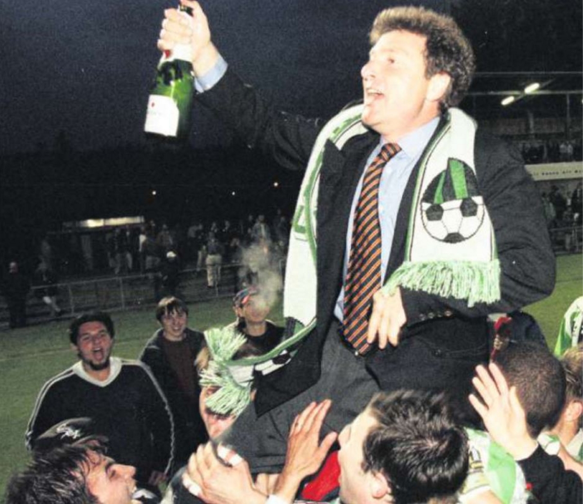 Der zweite Aufstieg in die NLA im Jahr 1997: Trainer Jochen Dries lässt sich von den Krienser Fans feiern (Archivbild: Keystone).