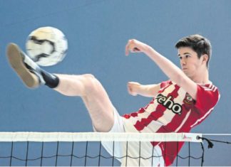 Jetzt schiesst er den Ball übers Netz