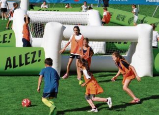 Wenig standhafter Papp-Torwart