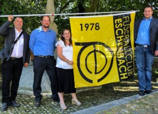 FC Eschenbach mit neuer Fahne