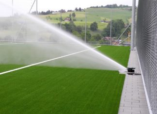 Brunnen: Neuer Kunstrasenplatz ohne Granulat