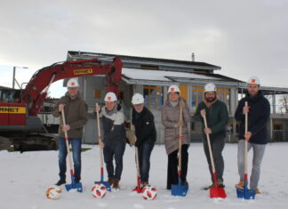 Spatenstich markiert Startschuss für den Kunstrasen in Eich