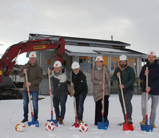 Spatenstich markiert Startschuss für den Kunstrasen in Eich
