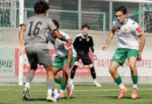 SC Kriens: Gelungener Auftakt trotz spätem Dämpfer gegen den FC Vaduz Soccer players contest the ball near the goal as a goalkeeper watches from the netted area in the background.