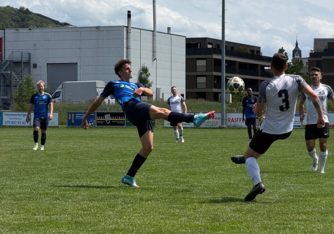 Wolhusens Justin Birrer (blau) im Duell um den Ball