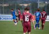 Sieg nach Aufholjagd: Perlen-Buchrain dreht Testspiel gegen Cham II Soccer players on a field, maroon team with number 16 foreground watching a game against blue team in the background