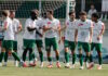 Yves Jöhl: «Schön, dass sich diese Spieler für den SCK entscheiden» A group of soccer players in white jerseys and green shorts celebrate on the field near the goal.