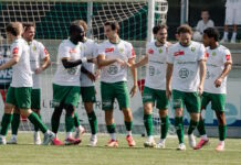 Yves Jöhl: «Schön, dass sich diese Spieler für den SCK entscheiden» A group of soccer players in white jerseys and green shorts celebrate on the field near the goal.