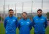 Perlen-Buchrain: Vorbereitung auf die neue Saison beginnt Three men in matching blue athletic jackets stand side by side on a football training field, looking at the camera.