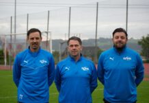 Perlen-Buchrain: Vorbereitung auf die neue Saison beginnt Three men in matching blue athletic jackets stand side by side on a football training field, looking at the camera.