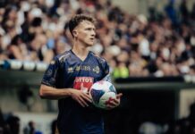 Generalproben ohne Sieg: Luzern verliert, Kriens remisiert Soccer player in a blue jersey holding a white ball, stadium crowd blurred in the background.