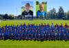 Zum 20. Mal: Das MS Sports Fussballcamp in Eschenbach Group photo of a large youth soccer team in blue jerseys on a sunny field, with two inset headshots above.