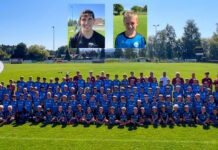 Zum 20. Mal: Das MS Sports Fussballcamp in Eschenbach Group photo of a large youth soccer team in blue jerseys on a sunny field, with two inset headshots above.