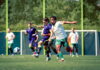 Last-Minute-Sieg: SC Kriens dreht Testspiel gegen den FC Zürich Soccer players chase the ball during a match on a sunny field, with a goal in the background.