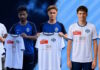 Fünf Neuzugänge bei Zug 94 Five young men pose as a soccer team, holding up their new white jerseys with blue trim and sponsor logos.