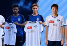 Fünf Neuzugänge bei Zug 94 Five young men pose as a soccer team, holding up their new white jerseys with blue trim and sponsor logos.