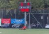 FC Gunzwil: Später Lucky-Punch zum Erfolg beim SC OG Soccer field with scoreboard showing 3–4 and 90:00; player in orange sits on the turf near banners.