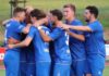 Küssnacht wird für engagierten Auftritt in Willisau nicht belohnt Soccer players in blue jerseys form a huddle, arms around each other in celebration on a field