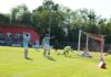 FC Schötz: Nicht gegebenes 1:1 sorgt für Diskussionen Soccer match scene: players in light-blue jerseys near the goal as the goalkeeper in neon yellow dives to reach the ball by the net.