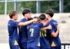 Starker Auftakt: Luzern U21 gewinnt 3:0 bei YF Juventus Soccer players in blue uniforms form a tight huddle on the field, arms around each other.