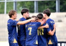 Starker Auftakt: Luzern U21 gewinnt 3:0 bei YF Juventus Soccer players in blue uniforms form a tight huddle on the field, arms around each other.
