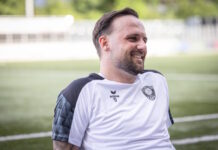 Schock für den Aufsteiger SC Kriens: Sliskovic verletzt Smiling man with short dark hair and beard on a soccer field, wearing a white jersey with a club crest and the number 9.