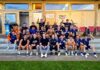 Starker Start, heisse Schlussphase: Dagmersellen siegt in Sempach Group of young male athletes in navy uniforms posing on concrete steps outside a building, many holding bottles and cheering.