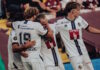 Luzern erkämpft sich in Unterzahl einen Punkt bei Servette Soccer players in white jerseys embrace in celebration on the field.