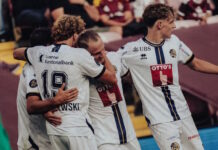 Luzern erkämpft sich in Unterzahl einen Punkt bei Servette Soccer players in white jerseys embrace in celebration on the field.