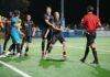 Schötz kämpft bis zum Schluss, steht aber mit leeren Händen da Soccer players in black uniforms celebrate a goal on a bright green field at night, with a referee in red nearby.
