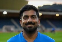 Sieg gegen Ebikon: LSC zieht in die nächste Cup-Runde Smiling man with dark hair and a beard wearing a blue sports jersey on a grassy field at a stadium.