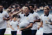 Frühes Di-Giusto-Tor erlöst den FCL: Erster Saisonsieg gegen Lausanne Soccer players in white jerseys celebrate on the field, with the central player kissing his elbow while holding a ball under his shirt.
