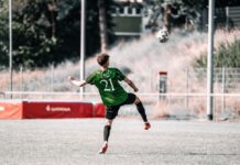 Luzerner SC misslingt der Meisterschaftsauftakt Soccer player in a green jersey with number 21 kicks a ball in an outdoor field.
