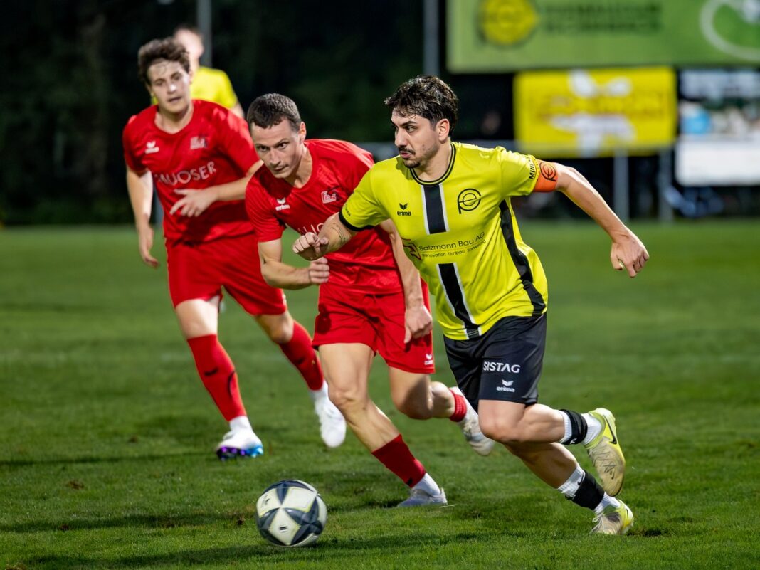Lukas Bulut (rechts) zieht Schattdorf vorbei
