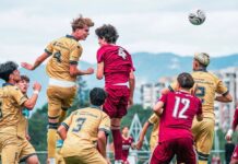 FCL-Nachwuchs: U21 und U19 mit Unentschieden Soccer players in gold and maroon uniforms jump to head the ball during a match on an outdoor field.