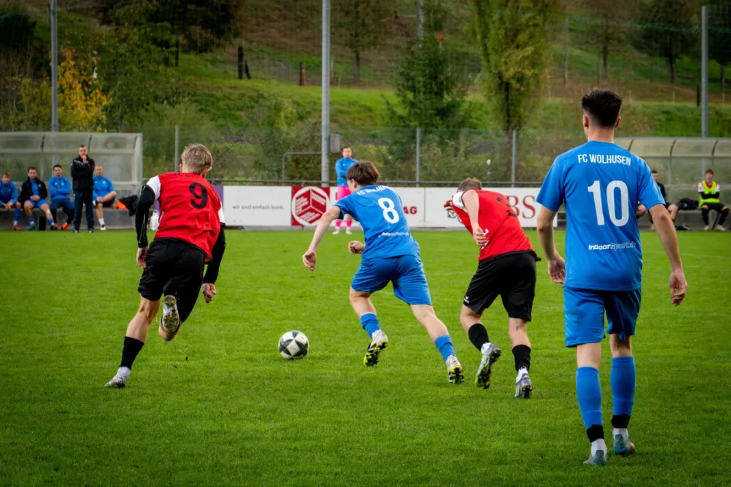 Wolhusens Elias Koch (blau) enteilt Noel Brotzer (links) und Louis Brunner (rechts)